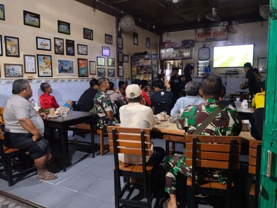 Nobar Piala Dunia 2026 di Wilayah Koramil 01/Rengat, Babinsa Ajak Warga Jaga Keamanan