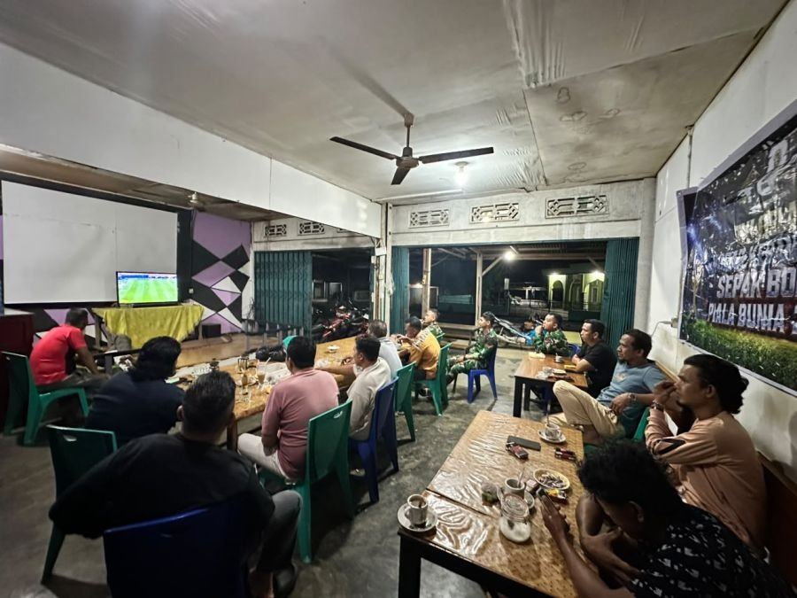 Nobar Piala Dunia 2026, TNI dan Warga Kuansing Perkuat Kebersamaan