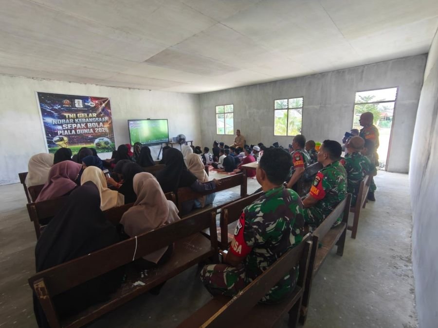 Nobar Piala Dunia, Babinsa Koramil 03/Bunut Pererat Kedekatan dengan Pelajar dan Masyarakat