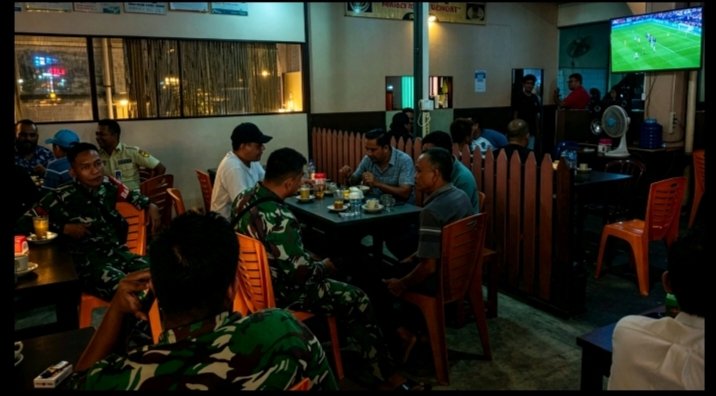 Nobar Piala Dunia, Babinsa Koramil 01/Rengat Pererat Kebersamaan dengan Warga