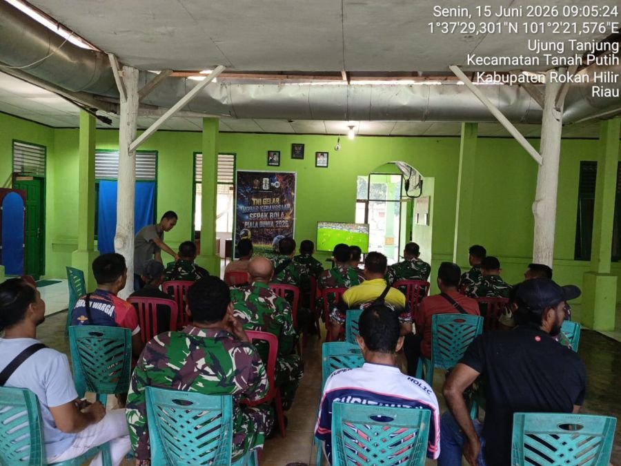 Nobar Piala Dunia Bareng di Koramil 02/TP bersama  Masyarakat