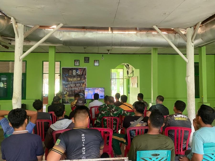 Nobar piala dunia bersama masyarakat di Koramil 02/TP