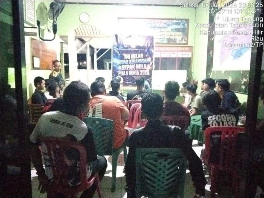 Nobar piala dunia di Koramil-02 /TP bersama masyarakat