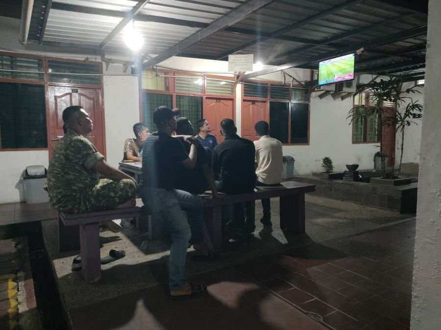 Nobar Piala Dunia Jadi Ajang Pererat Silaturahmi, Babinsa Pesisir Ajak Warga Jaga Kamtibmas