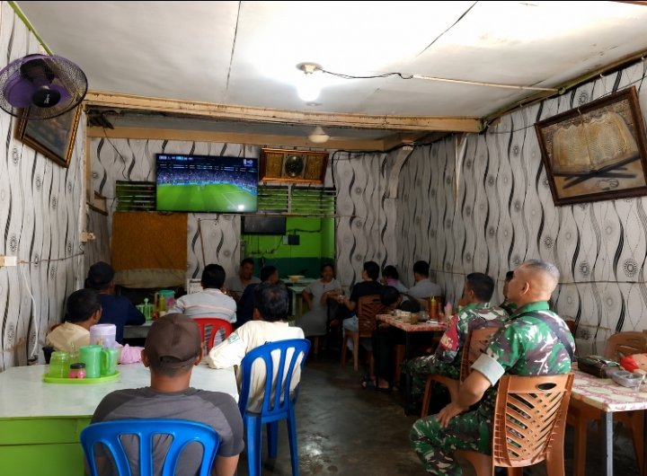 Nobar Piala Dunia Jadi Momen Hangat, Koramil 05/Bukit Batu Pererat Kebersamaan dengan Warga