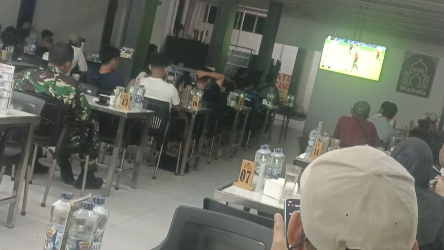 Nobar Piala Dunia Jadi Momen Koramil 07 Tenayan Raya Pererat Kedekatan dengan Warga