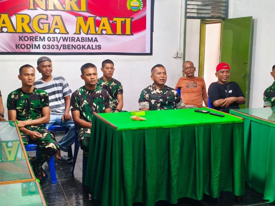 NOBAR PIALA DUNIA, KOMANDAN KORAMIL 03/MANDAU PERERAT KEAKRABAN BERSAMA ANGGOTA DAN MASYARAKAT