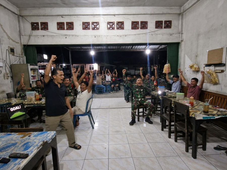 Nobar Piala Dunia Satukan Babinsa dan Warga Desa Petai