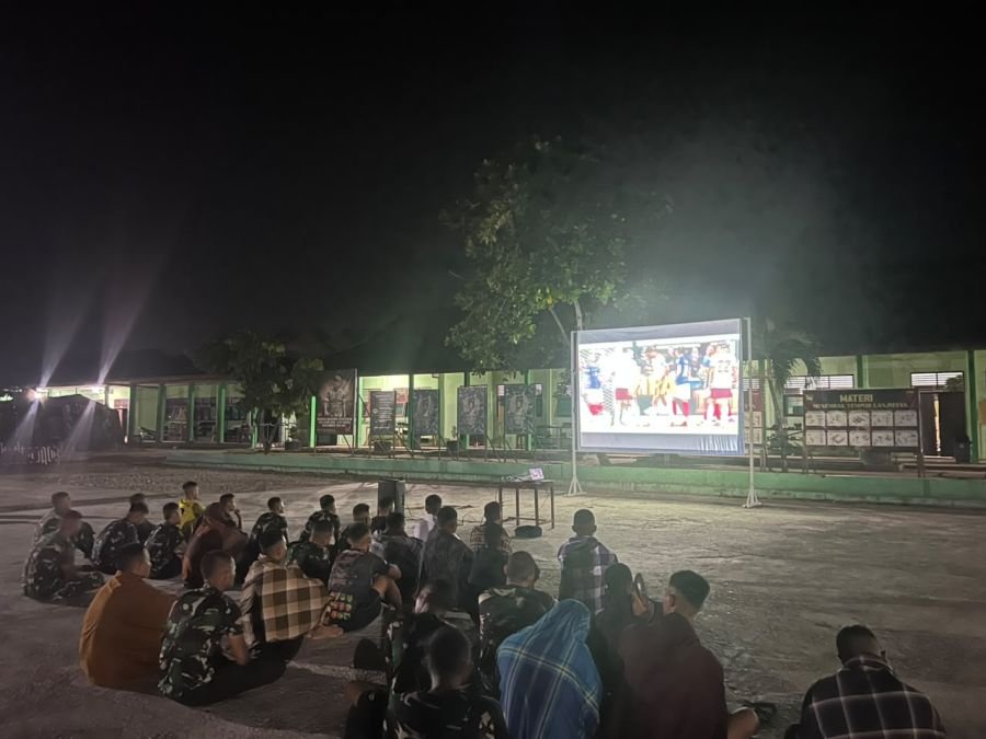 Nobar Piala Dunia Satukan Prajurit dan Warga di Markas Yonif TP 898/PC
