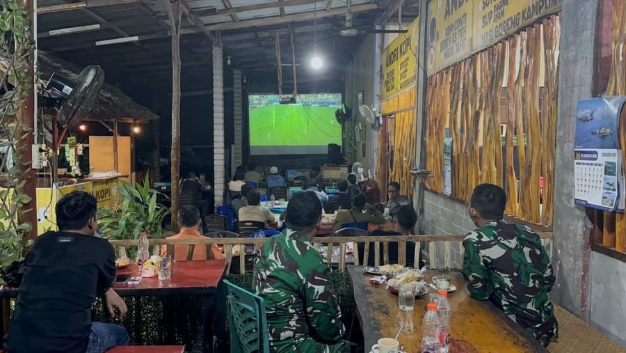 Nobar Piala Dunia Satukan TNI dan Warga di Taluk Kuantan