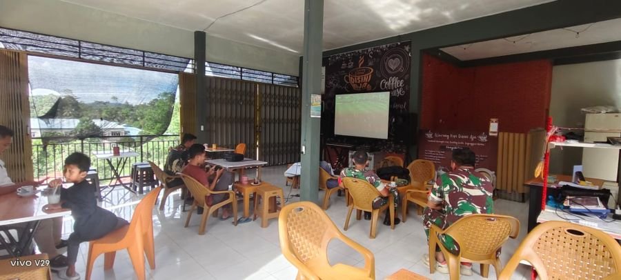 Nobar Sepak Bola, Cara Humanis Koramil 02/Tarempa Pererat Kemanunggalan dengan Warga