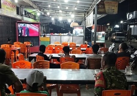 Nonton Bareng Piala Dunia 2026, Babinsa Kodim 0301/Pekanbaru Perkuat Kemanunggalan TNI dengan Rakyat
