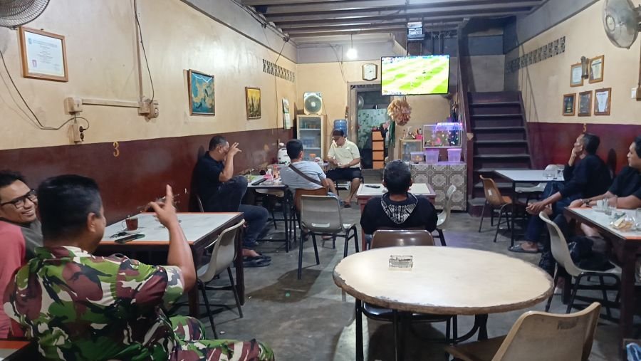 Nonton Bareng Piala Dunia di Kedai Kopi Inal,Babinsa Koramil 04/Dabo, Jalin Kebersamaan dengan Warga