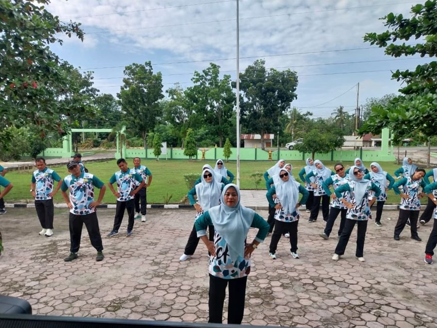 Olah raga bersama dengan Ibu-ibu Persit Koramil 02/TP
