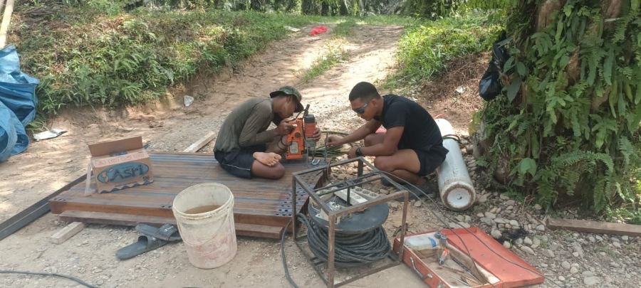 Pacu Akselerasi Konstruksi Baja, Koramil 01/Bangkinang Geber Pengeboran dan Pengelasan Jembatan Buki