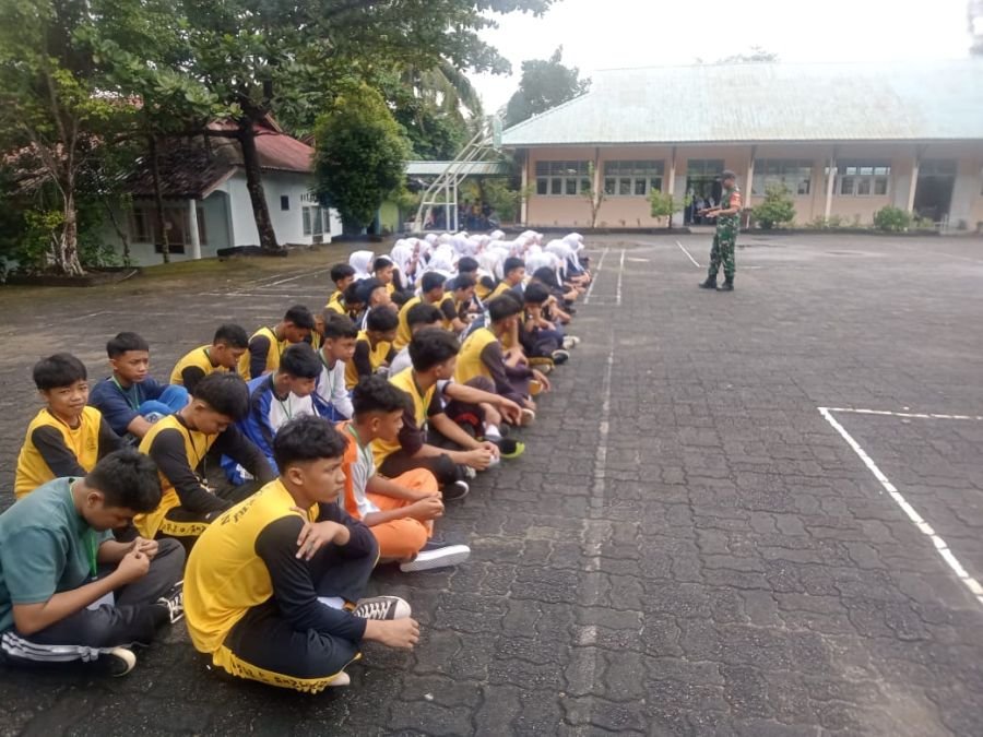 Babinsa Tanjungpinang Tanamkan Karakter dan Kepemimpinan Siswa Saat MPLS