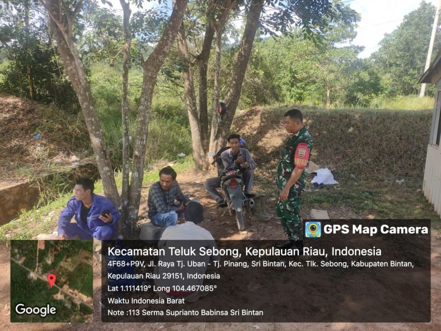 Babinsa Ajak Warga Sri Bintan Kibarkan Merah Putih Sambut HUT RI