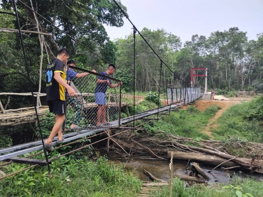 Pagar Besi Jembatan Gantung Talang Perigi Terus Dipasang