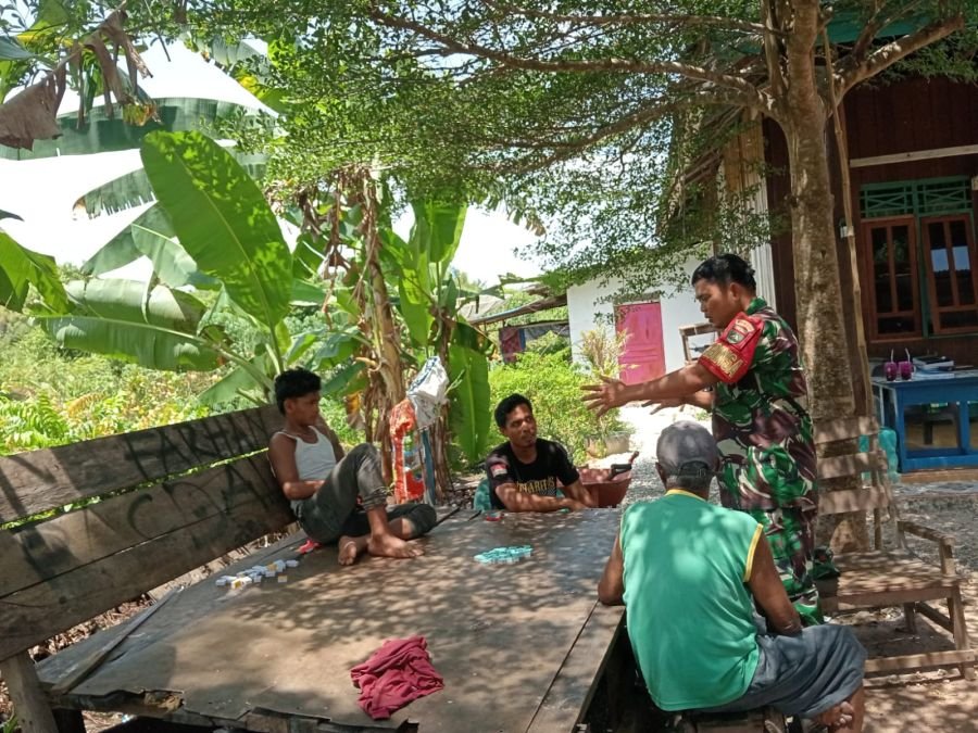 Pancasila Hidup Lewat Keteladanan, Babinsa Bukit Batu Ajak Warga Perkuat Persatuan