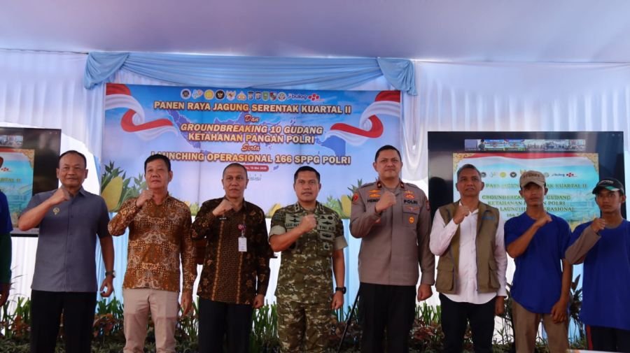 Pangdam XIX Tuanku Tambusai Hadiri Panen Raya Jagung Serentak di Pekanbaru