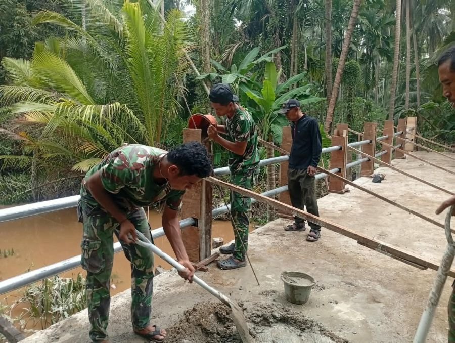 Pantau Jembatan, Sertu Ichlas Bangun Komunikasi Langsung dengan Warga Sungai Gantang