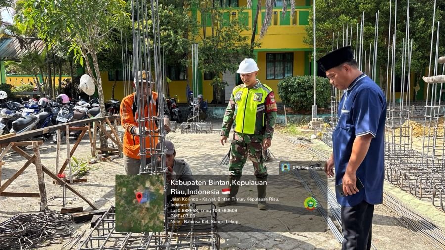 Pantau Revitalisasi SMKN 1 Bintim, Babinsa Sungai Lekop Berikan Himbauan Keselamatan Kerja.
