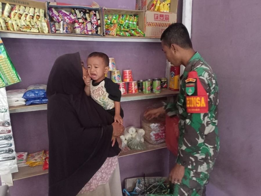 Pantau Stabilitas Harga, Babinsa Koramil 06/Cerenti Cek Harga Sembako di Desa Pulau Bayur