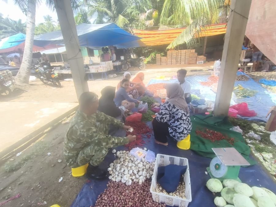 Pantau Stabilitas Harga Pangan, Babinsa Koramil 06/Cerenti Cek Harga Sembako di Pasar Tradisional