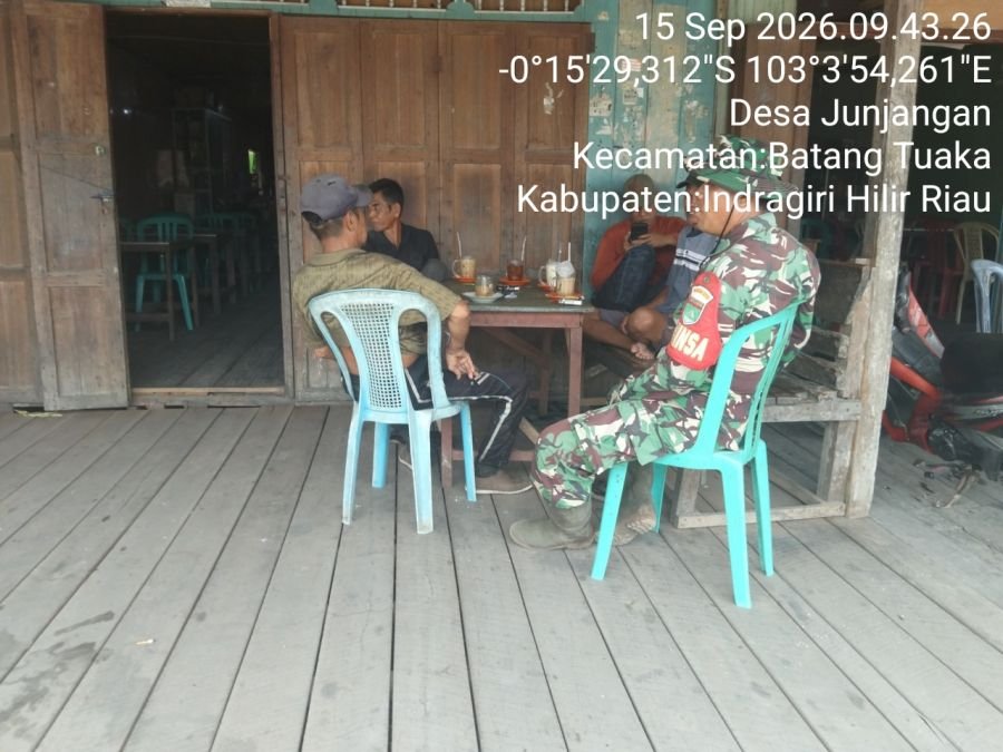 Pantau Tapal Batas Tanjung Siantar, Babinsa Pastikan Wilayah Aman