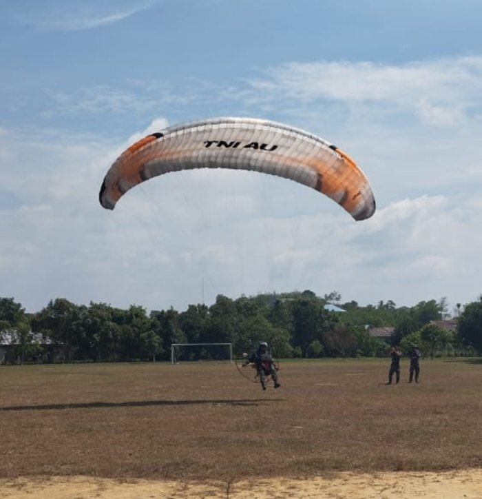 Paramotor FASI Provinsi Riau Semarakkan Pacu Jalur di Langit Kuantan
