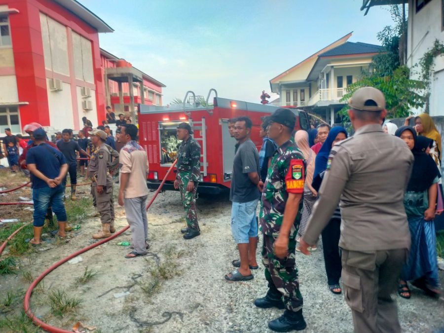 Pasar Inpres Bangkinang Membara: Babinsa Koramil 01/Bkn, Yonif TP 898/PC, dan Damkar Bahu-Membahu Pa