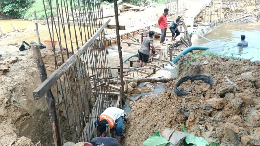 Pasca Banjir Surut, Satgas Kodim 0313/KPR Langsung Tancap Gas Pasang Mal Pengecoran Jembatan Ramco