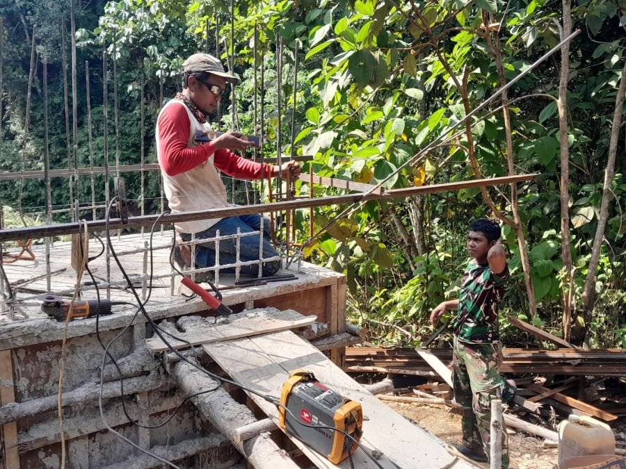 Pasca Pergeseran Pasukan, Satgas Kodim 0313/KPR Langsung Tancap Gas Ukur dan Pasang Angkur Jembatan