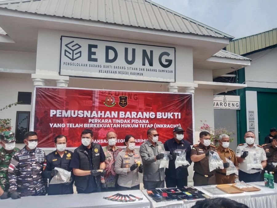 Pasi Intel Kodim 0317/TBK Saksikan Pemusnahan Barang Bukti 100 Perkara di Karimun