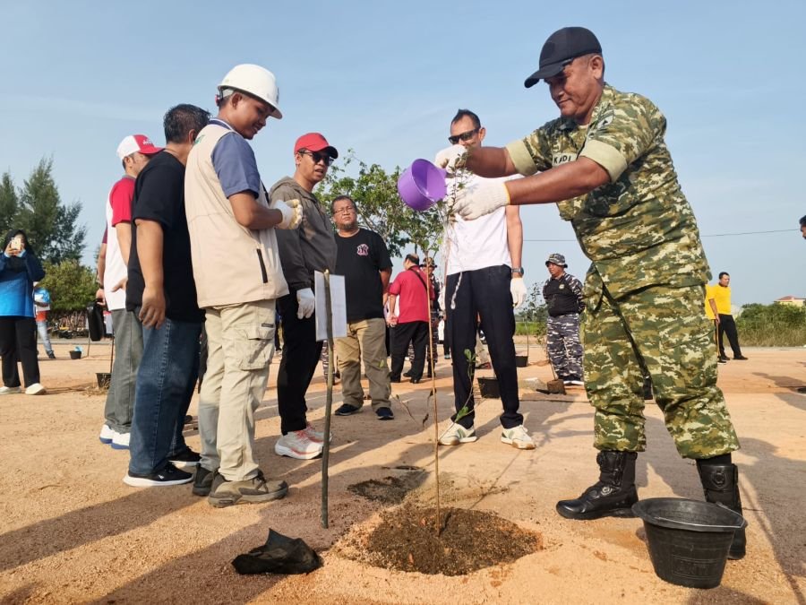 Pasi Intel Kodim Hadiri Penanaman 450 Pohon di Coastal Area Karimun