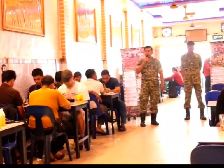Pasi Pers Kodim Rohil dan Anggota Koramil 01/Bangko Sosialisasi Penerimaan TNI-AD 2027 di Bagansiapi