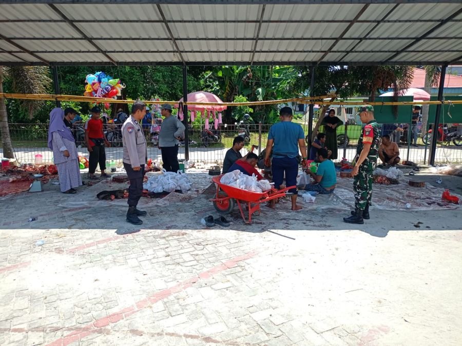 Pastikan Idul Adha Aman dan Lancar, Babinsa Koramil 01 Rumbai Pantau Pemotongan Kurban