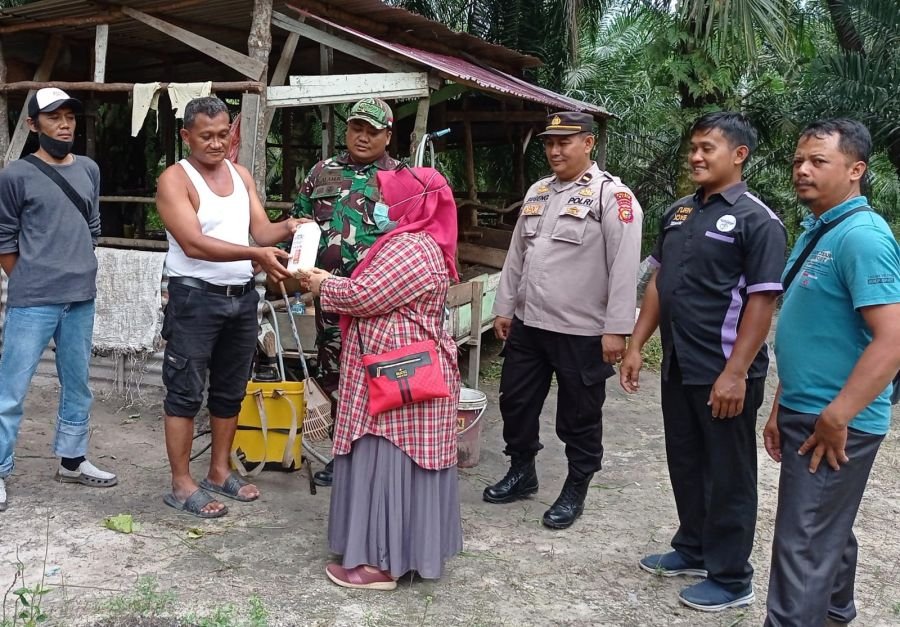 Pastikan Kesehatan Ternak, Babinsa Koramil 01/Siak Dampingi Monitoring PMK di Kampung Banjar Seminai