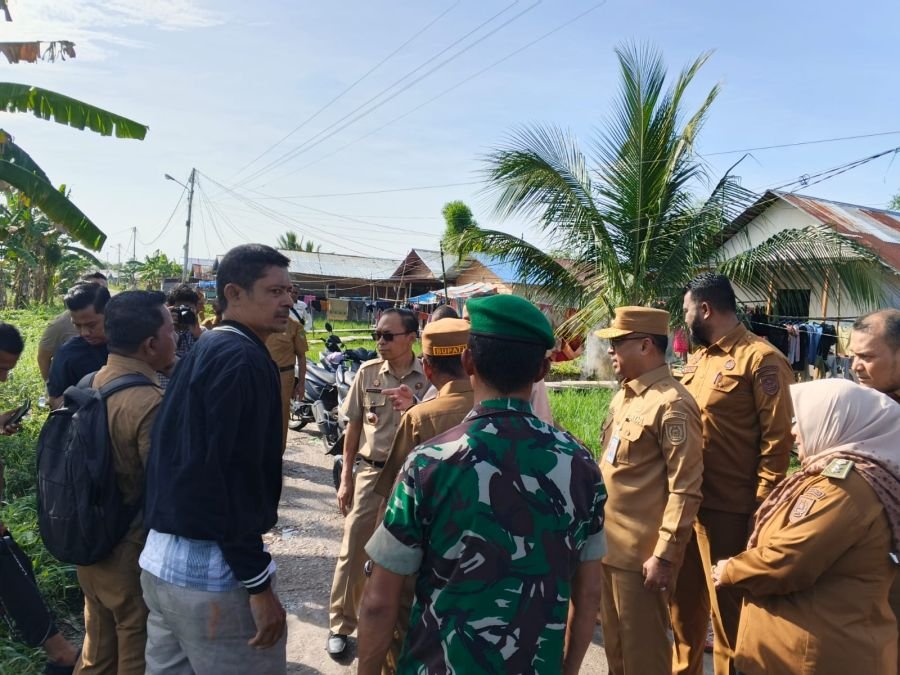 Pastikan Kondusif, Babinsa Koramil 01/Bangko Serka Martohap Manullang Dampingi Survei Kampung Nelaya