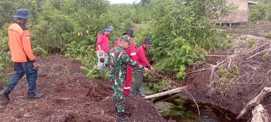 Pastikan Lahan Tetap Aman, Babinsa dan MPA Patroli Karhutla Cek Debit Air Kanal di Dompas