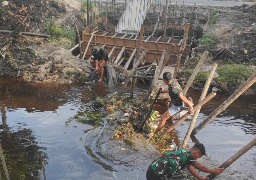 Pastikan Pekerjaan Konstruksi Berjalan Optimal, Kodim 0301/Pekanbaru Bersihkan Material Banjir