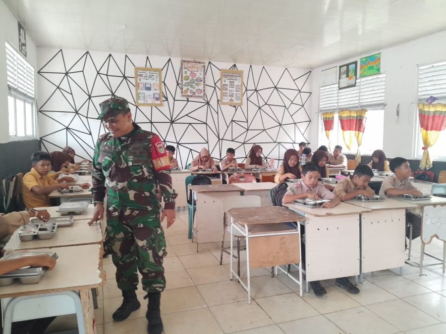 Pastikan Program MBG Berjalan Lancar, Babinsa Turun Langsung ke Sekolah