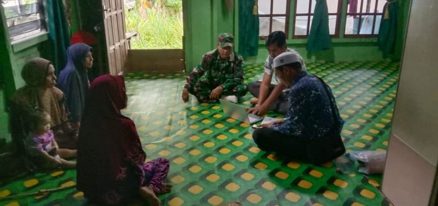 Pastikan Tepat Sasaran, Babinsa 07/Reteh Dampingi Pendataan Bansos di Kel. Benteng