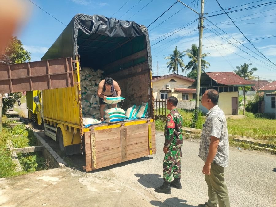 Pastikan Tepat Sasaran, Babinsa dan Lurah Tanjung Rhu Pantau Penyaluran Bantuan Pangan 2026