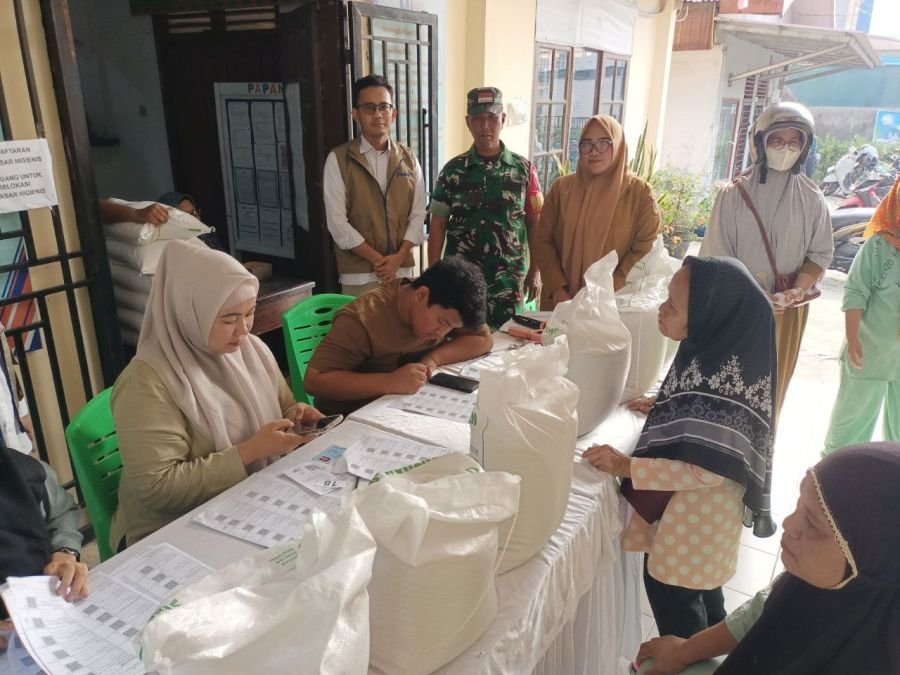 Pastikan Tepat Sasaran, Babinsa Pantau Penyaluran Bantuan Beras Bulog