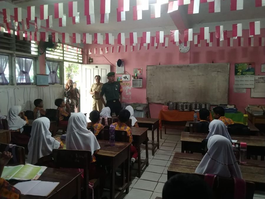 Pastikan Tepat Sasaran, Babinsa Pantau Pembagian MBG untuk Siswa SDN 82