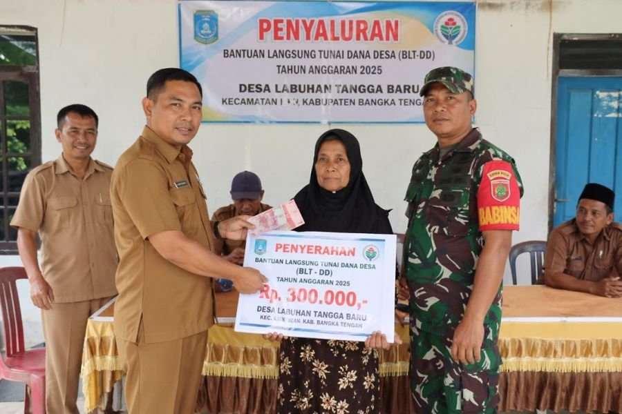 Pastikan Tepat Sasaran,Babinsa Koramil 01/Bgk Dampingi Penyaluran BLT-DD di Kep. Labuhan Tangga Baru