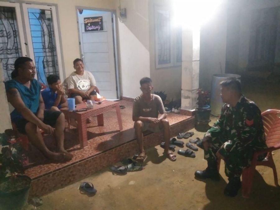 Babinsa Rengat Aktif Patroli Siskamling, Keamanan Warga Diperketat