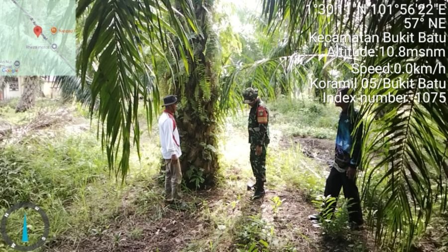 Pastikan Wilayah Bebas Karhutla, Babinsa Koramil 05/Bukit Batu Intensifkan Patroli Bersama Warga