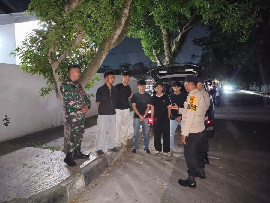 Pastikan Wilayah Kondusif, Babinsa Koramil 02/Kota Patroli Kamtibmas Jelang HUT RI